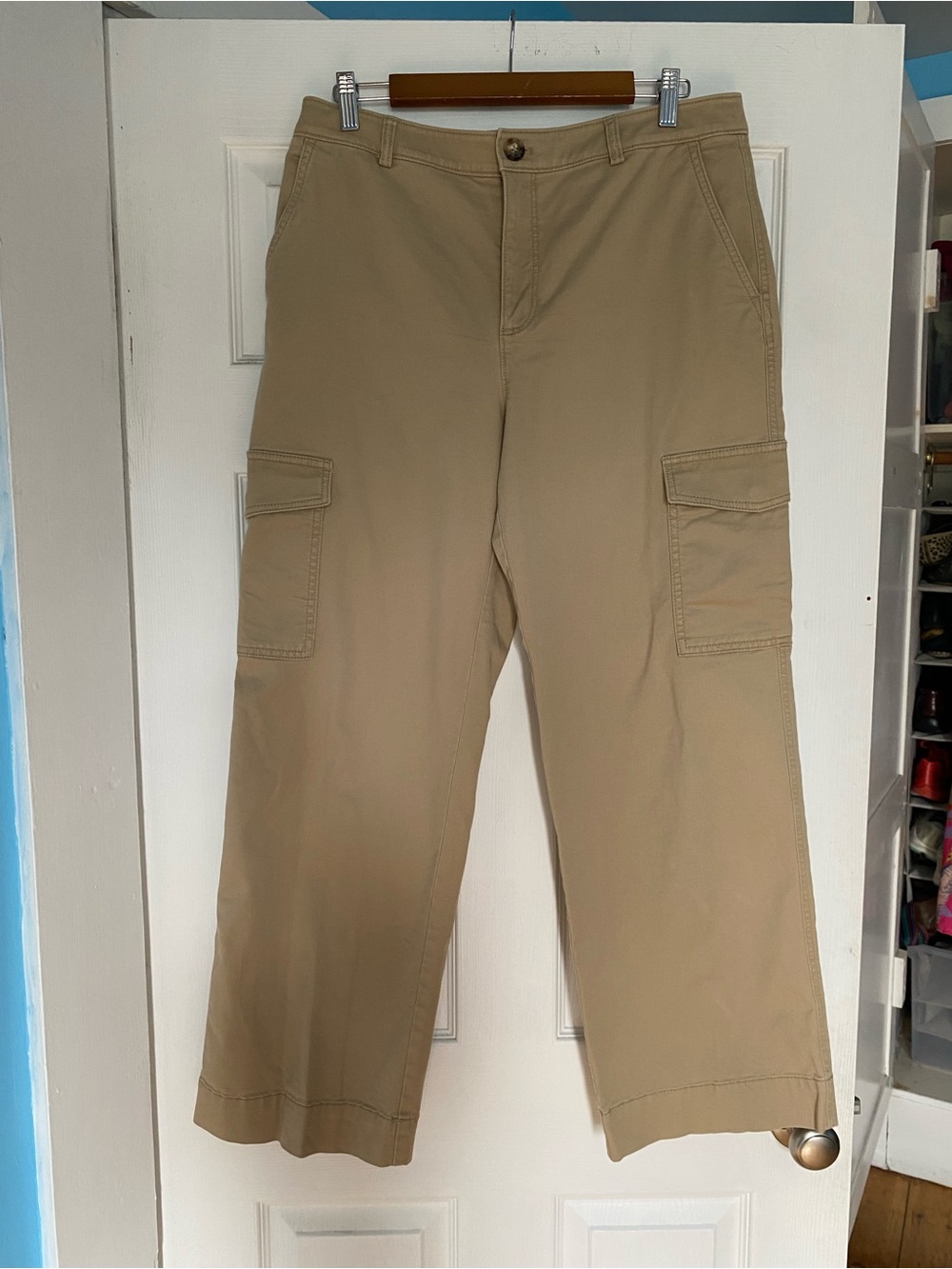 Womens wide leg Khaki Cargo Pants - Beige NWOT size 10
